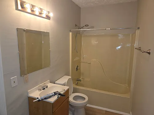 1008 E Kirby Ave Photo 1