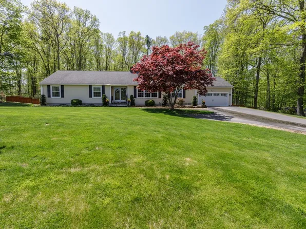 8 Teague Drive, Salem, NH 03079