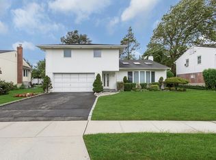 23 Laura Ln, Plainview, NY 11803