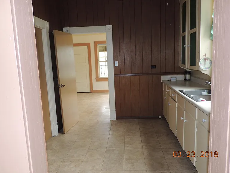 1118 Essex St — Photo 7