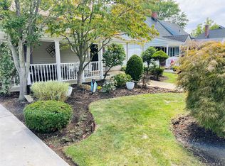 27 Wildflower Ln, Wantagh, NY 11793