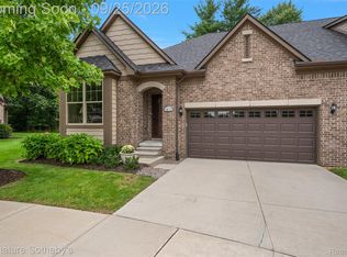 1075 Hampshire Ct, Rochester, MI 48307