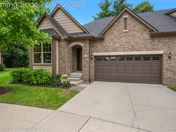 1075 Hampshire Ct, Rochester, MI 48307