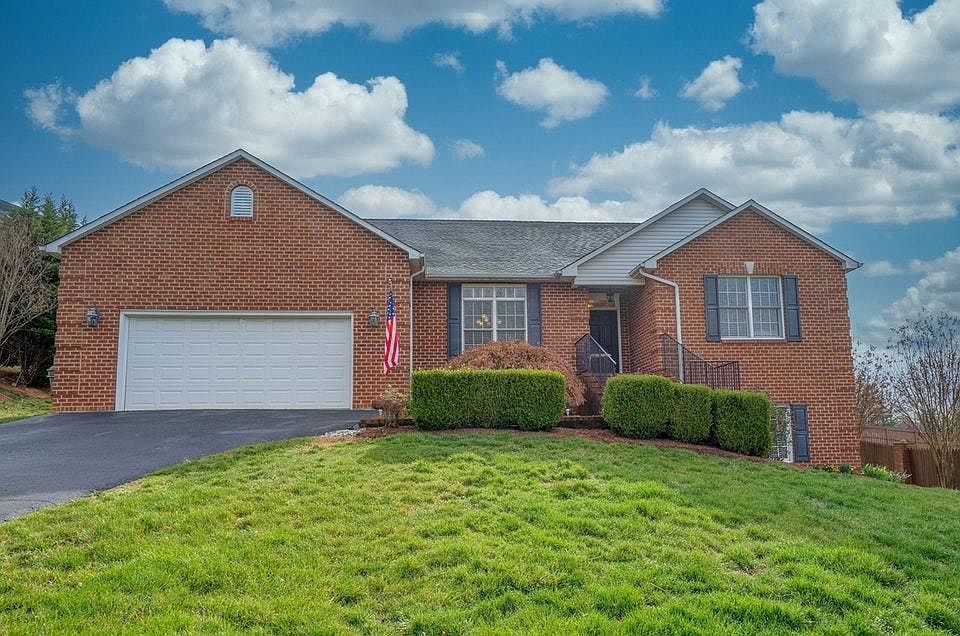 1st image of 902 Saddle Dr