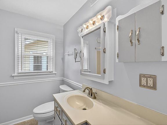5th image of 411 Oakridge Blvd