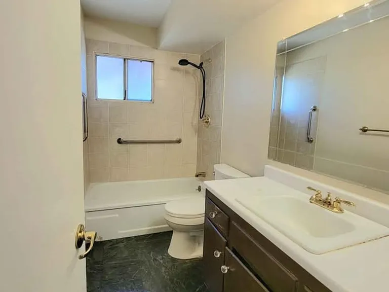 2120 Knox Ave — Photo 6