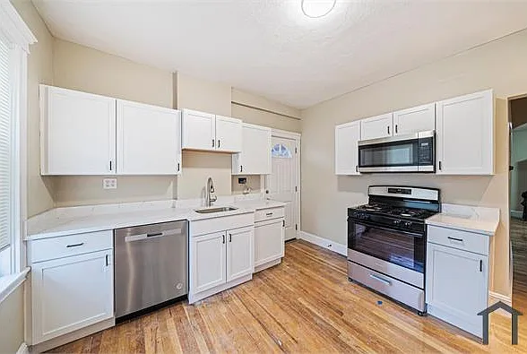 4 bed, $3,744 — Photo 2