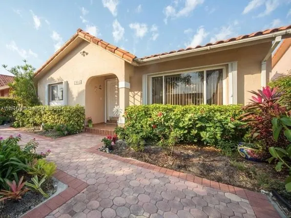 10345 NW 127th St, Hialeah Gardens, FL 33018