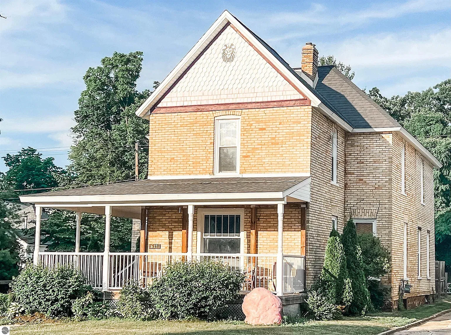6 bed, 2.5 bath, 2525 sqft, $2,520 — Photo 1