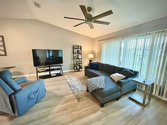 Spacious living room 