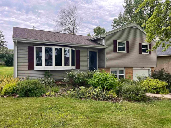 303 S Page St, Monona, IA 52159