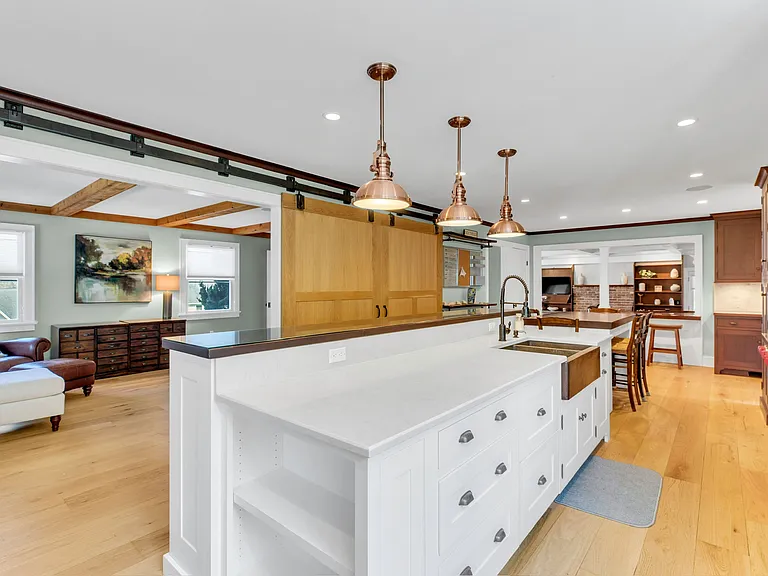345 Colonial Rd — Photo 8