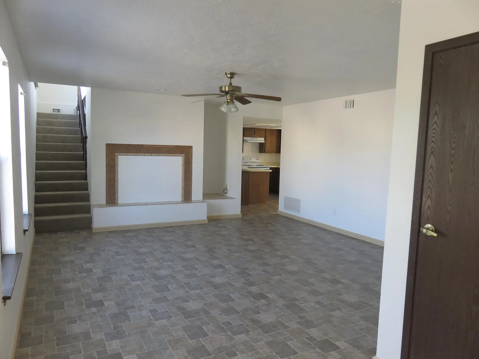 3 bed, 1293 sqft, $1,375 — Photo 2