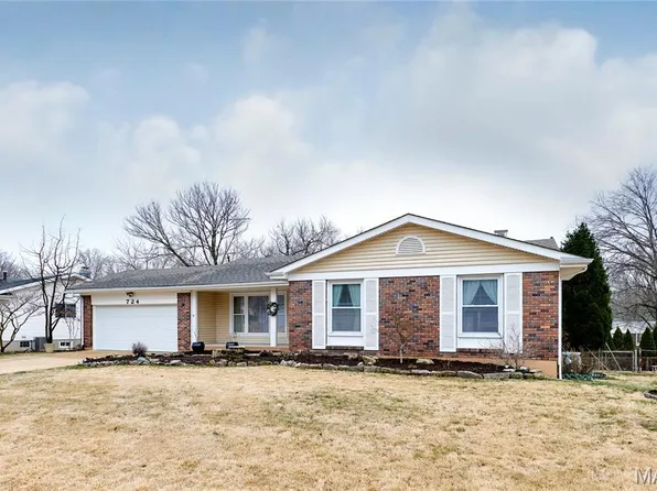 724 Le Manns Dr, Ballwin, MO 63021