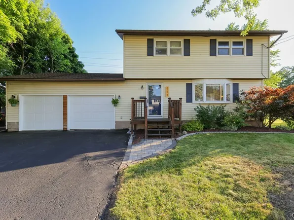 111 Longdon Ln, North Syracuse, NY 13212