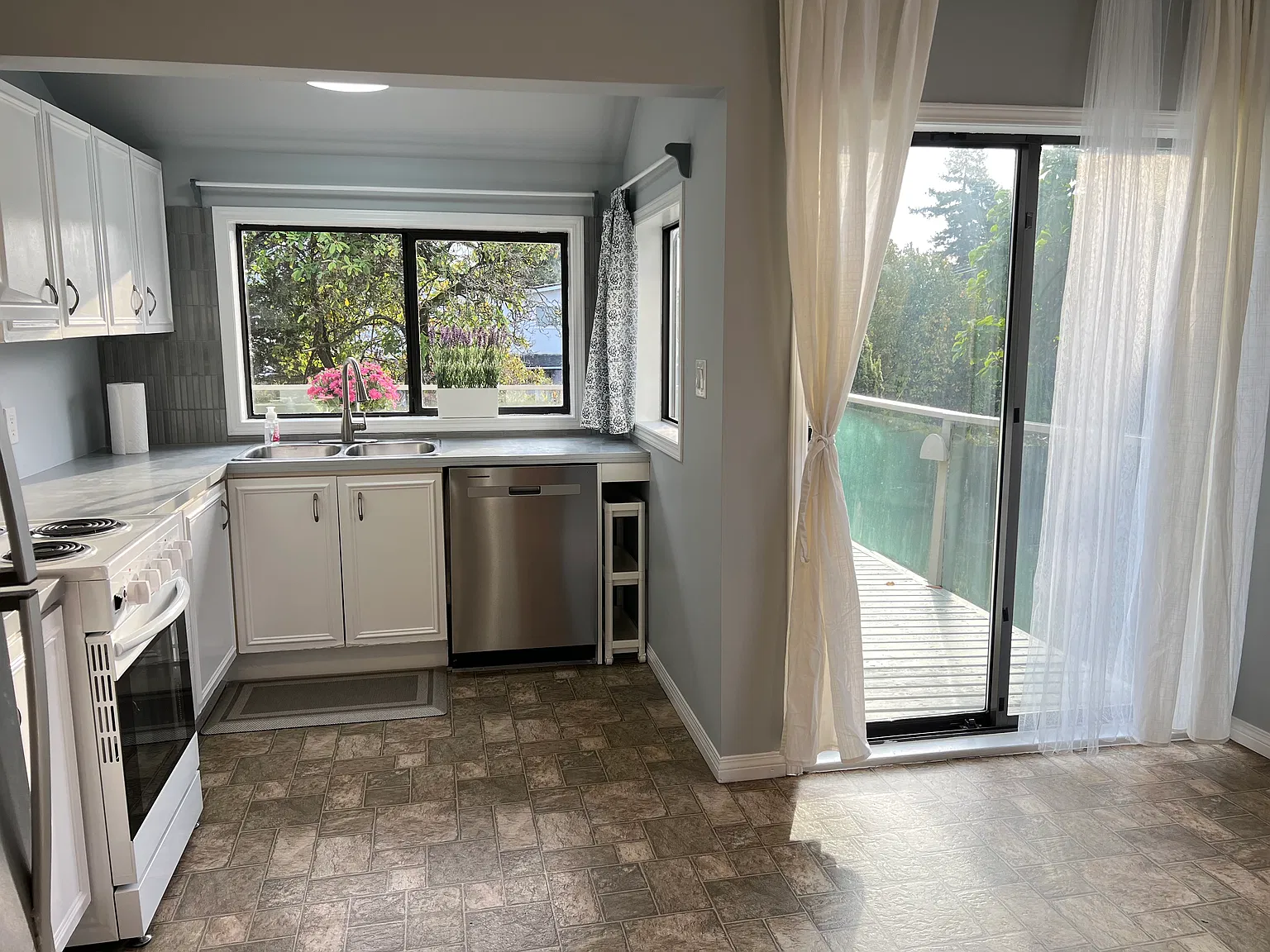 3 bed, 2115 sqft, $3,200 — Photo 4