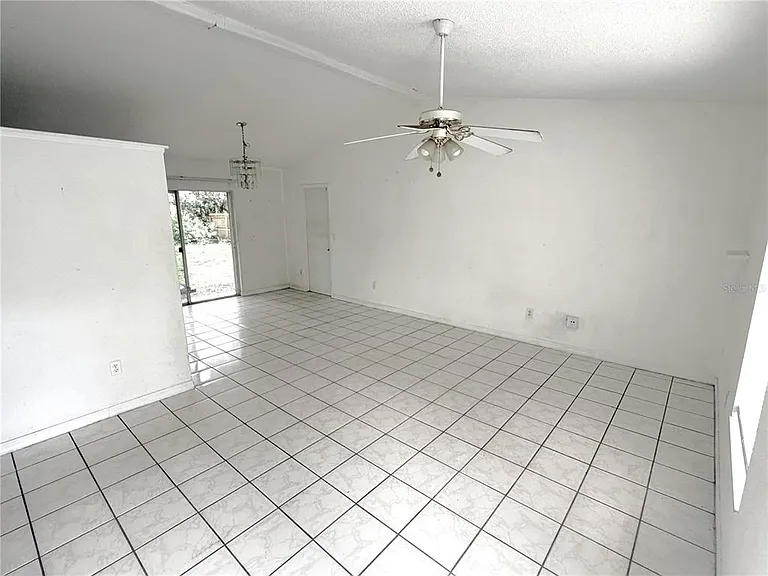 745 Whitewood Dr — Photo 2