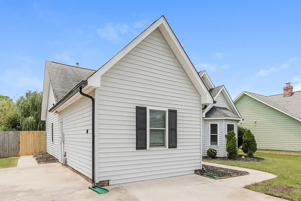 3 bed, 2.0 bath, 1266 sqft, $1,870 — Photo 4