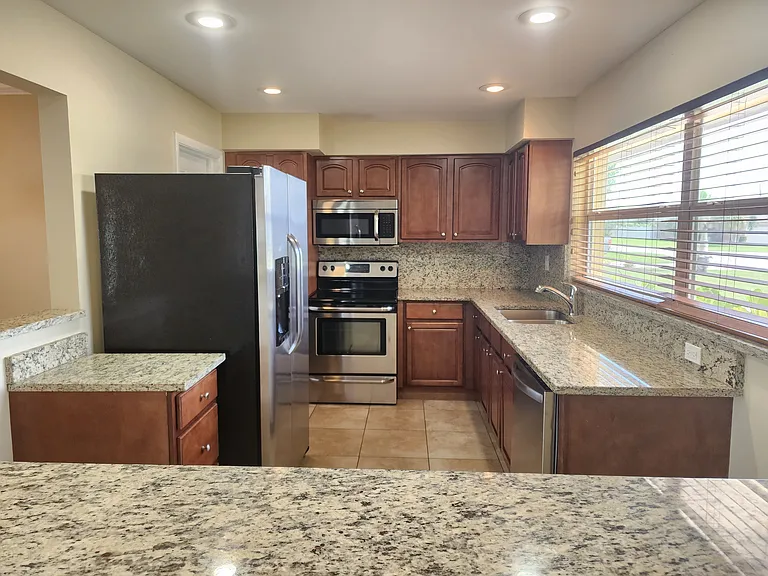 3322 SE 11th Ave — Photo 3