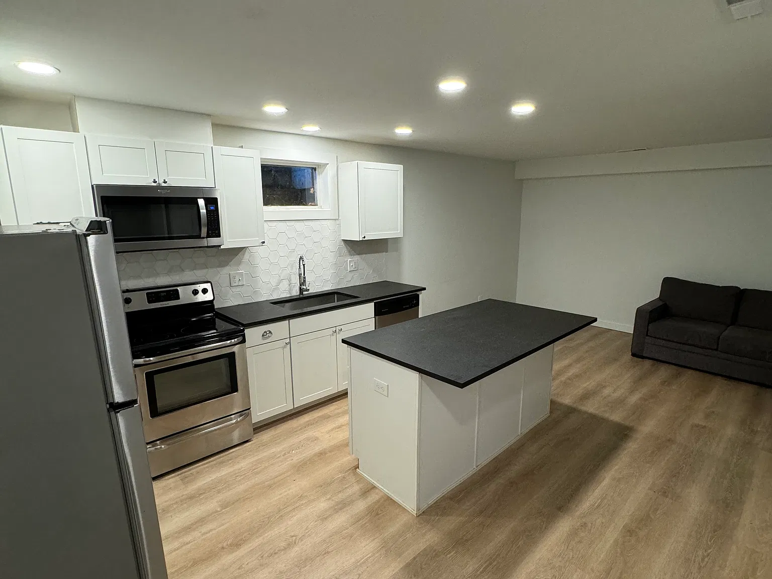 2 bed, 775 sqft, $2,300 — Photo 2