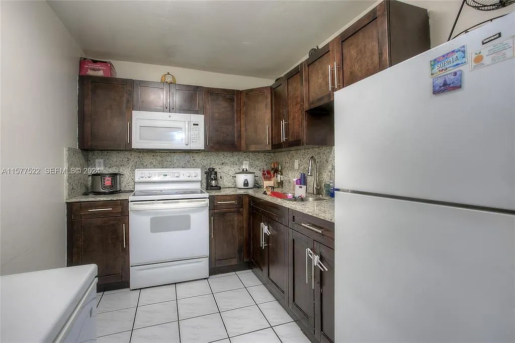 2 bed, 2.0 bath, 996 sqft, $1,900 — Photo 2