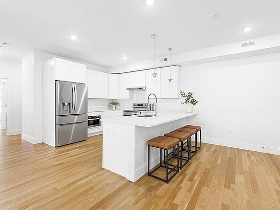 5th image of 272 Lincoln St #102