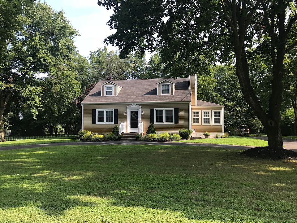Renovated cape on 1+ acre 
