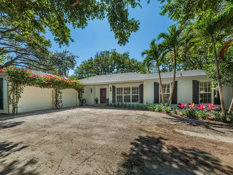 910 Seagrape Ln — Photo 2