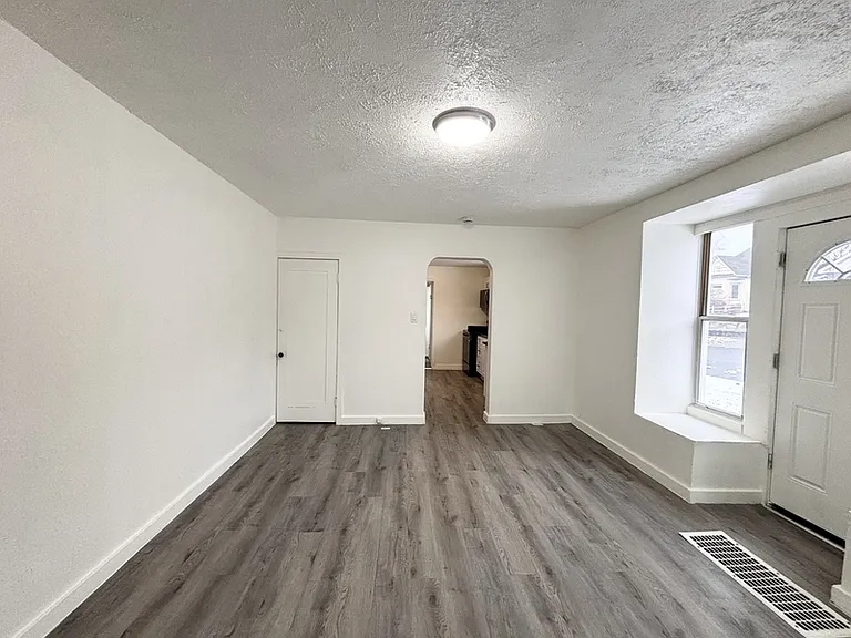 478 E 8th Ave — Photo 7