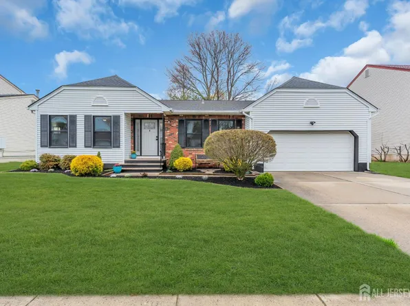 3 Lynn Ct, North Brunswick, NJ 08902