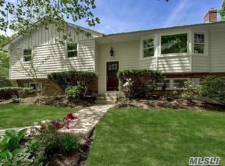 1 Primrose Ln, Huntington, NY 11743