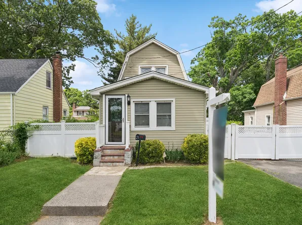 21 Rhodes Ln, West Hempstead, NY 11552