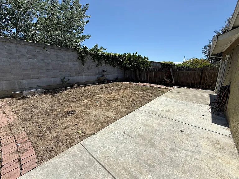 36756 Charles St — Photo 15