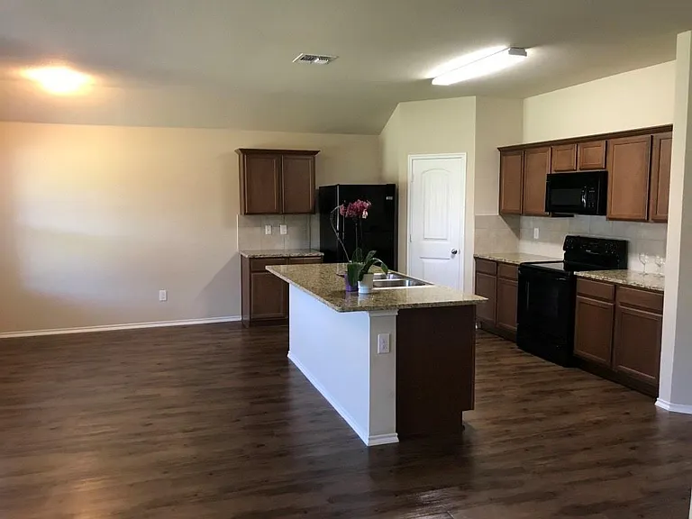 2126 Shady Glen Trl — Photo 6