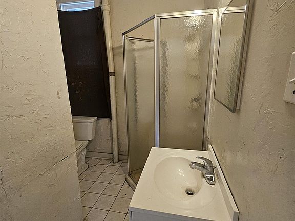 5th image of 1311 E Walnut St
