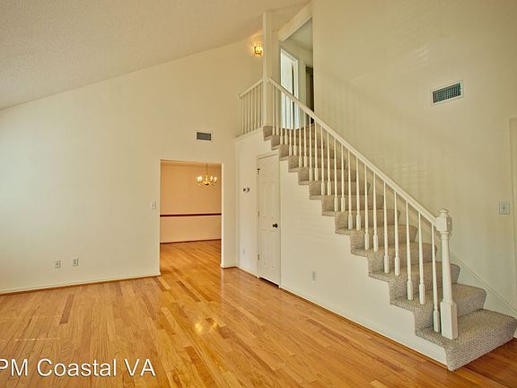 4th image of 806 Miller Creek Ln