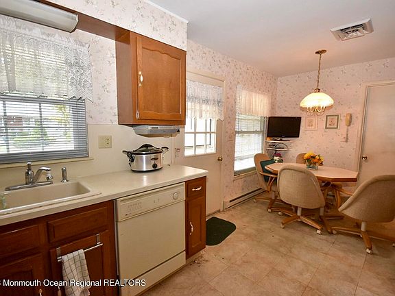 3rd image of 970A Argyll Circle
