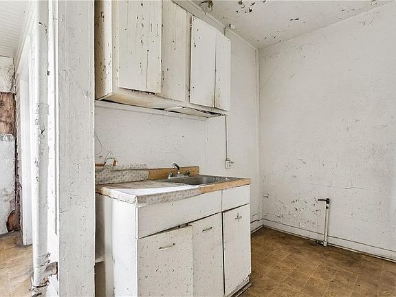 3rd image of 514 Soraparu St