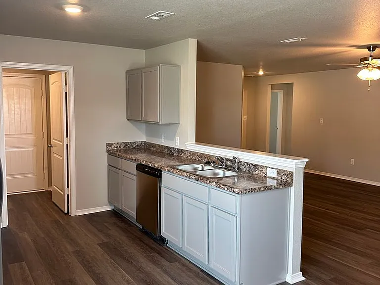 203 Logan Dr — Photo 4