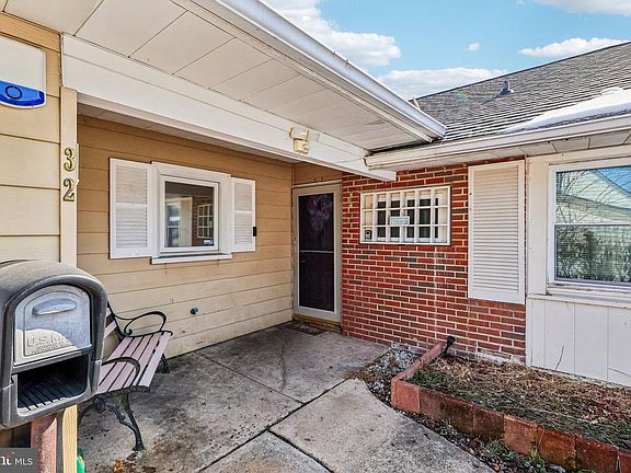 5th image of 32 Millbrook Dr