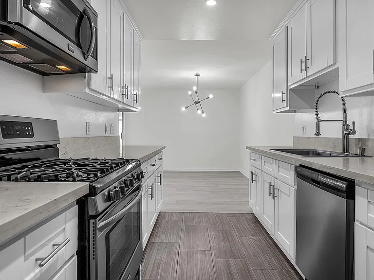 1432 Saltair Ave — Photo 1