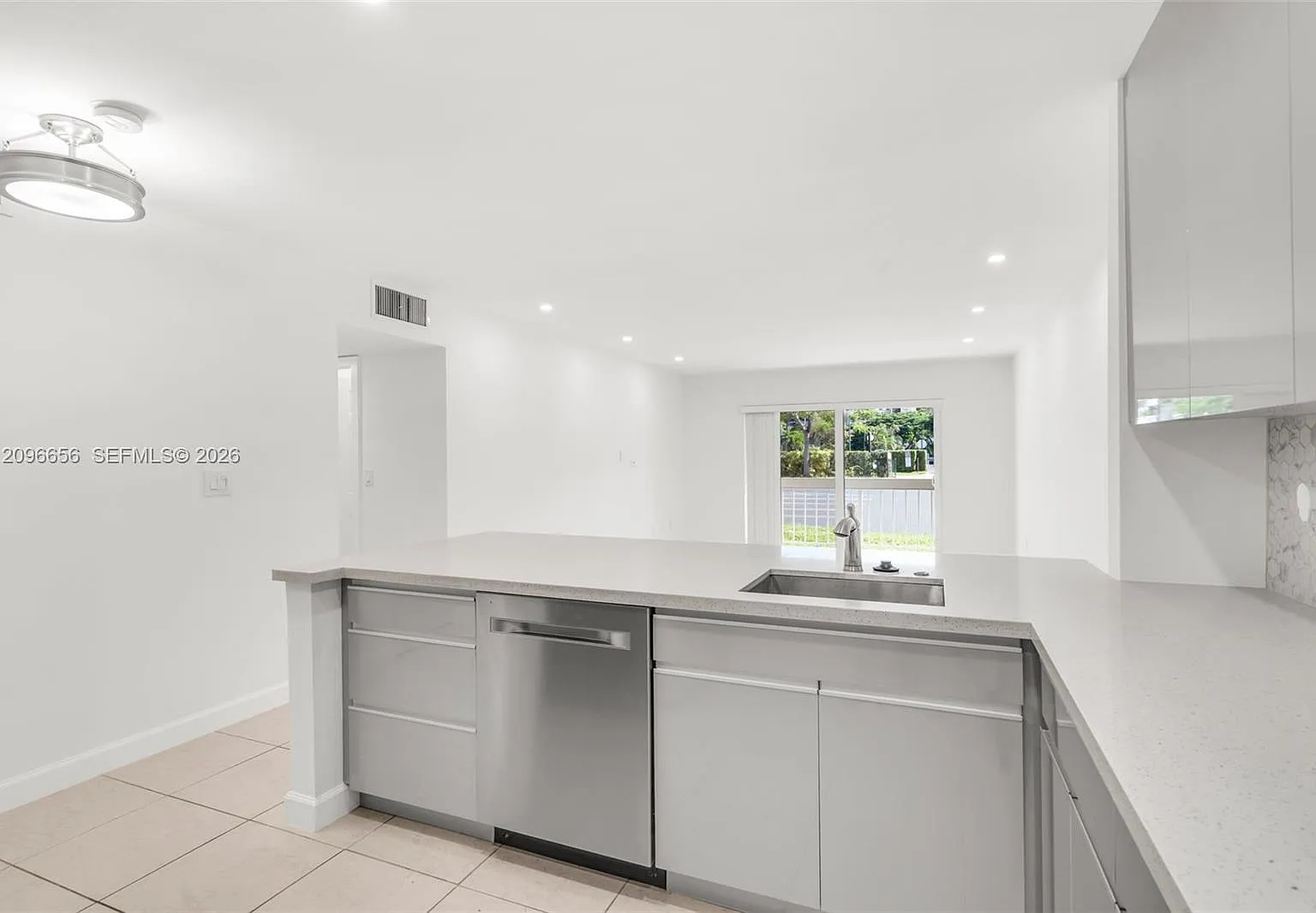 7705 Camino Real — Photo 4