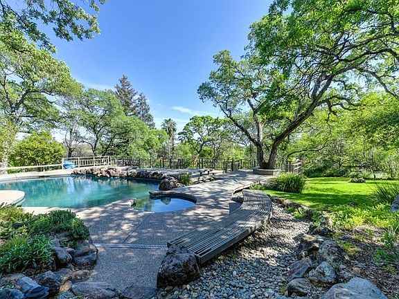 4th image of 9720 Oak Leaf Way