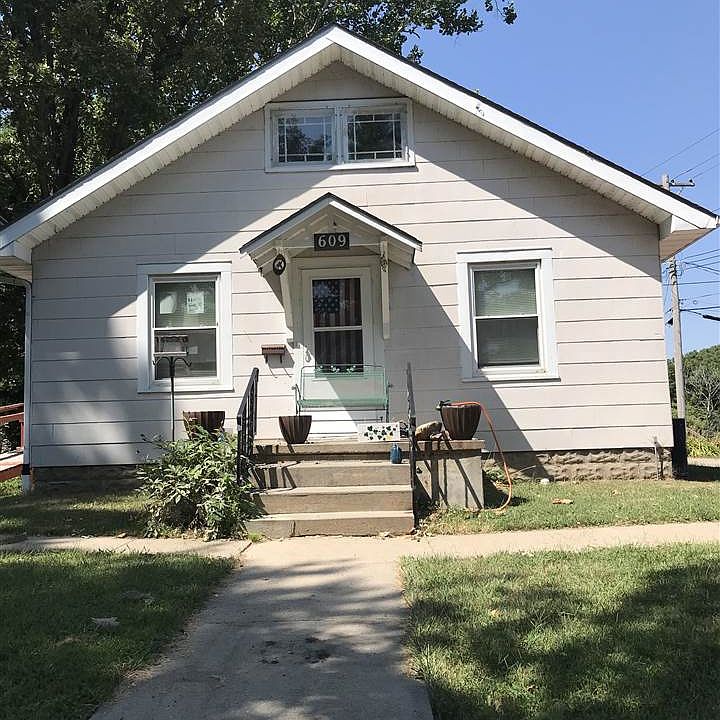 1st image of 609 N 13th St