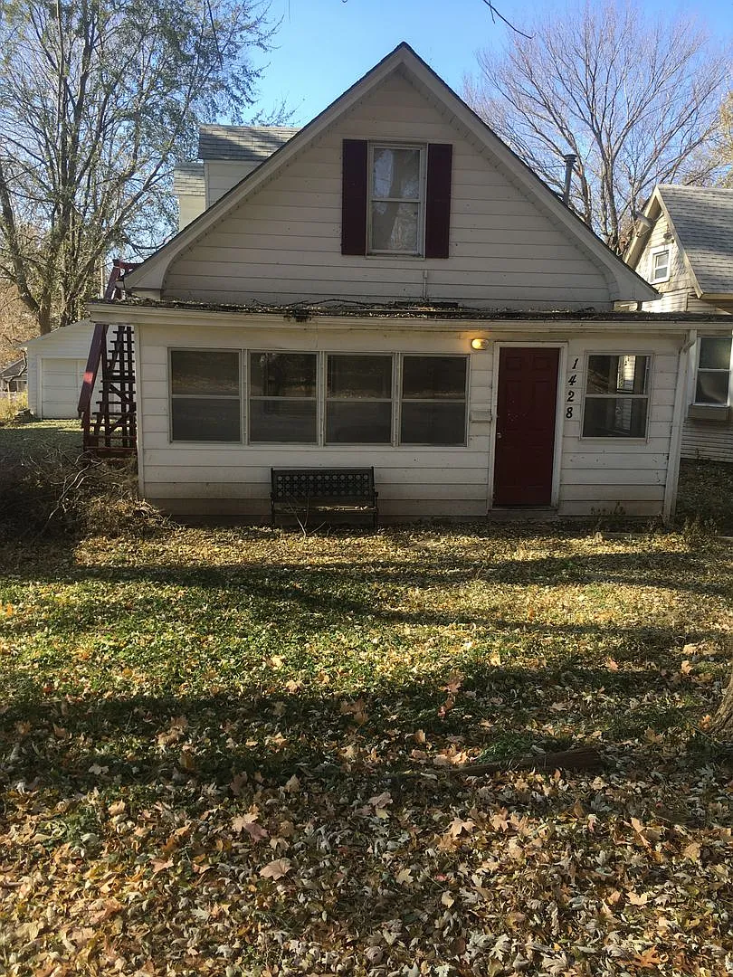 1428 S Willow Ave - 64052 — Photo 1