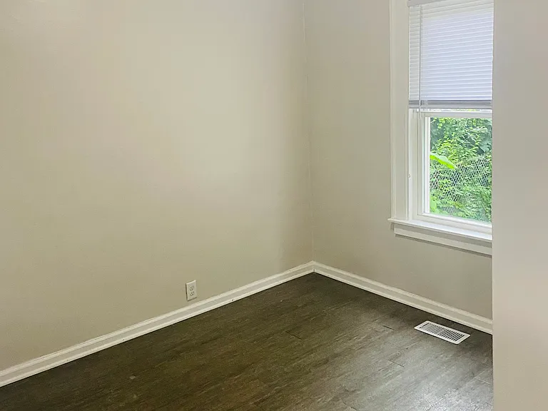8742 S Buffalo Ave — Photo 4