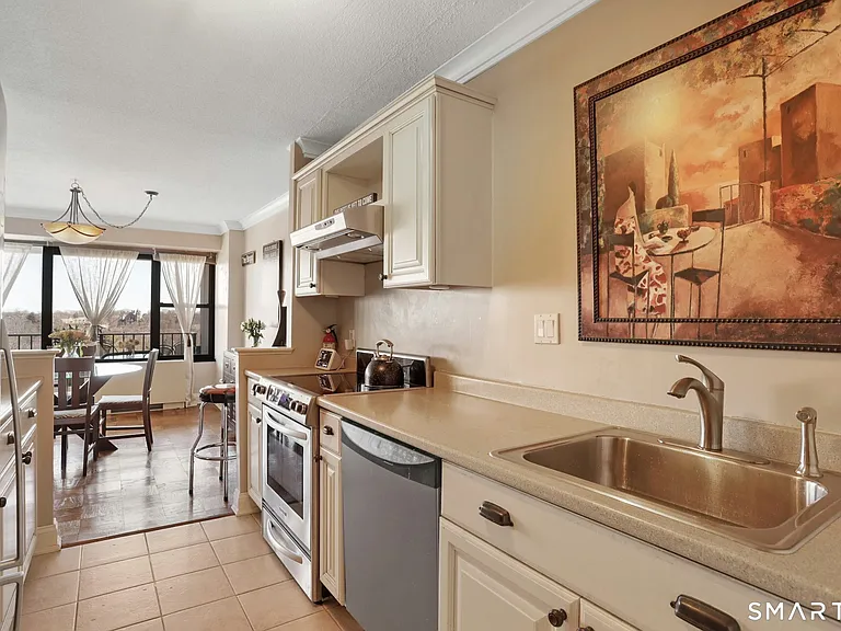 44 Strawberry Hill Ave #7D — Photo 16