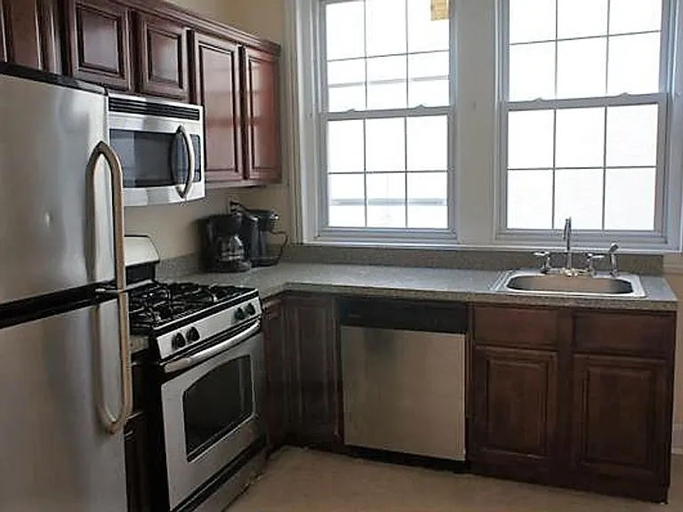 128 Jamestown Ave — Photo 10
