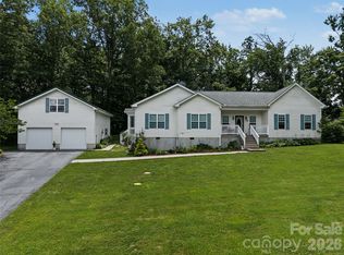 176 Chelsea Nix Ln, Hendersonville, NC 28792