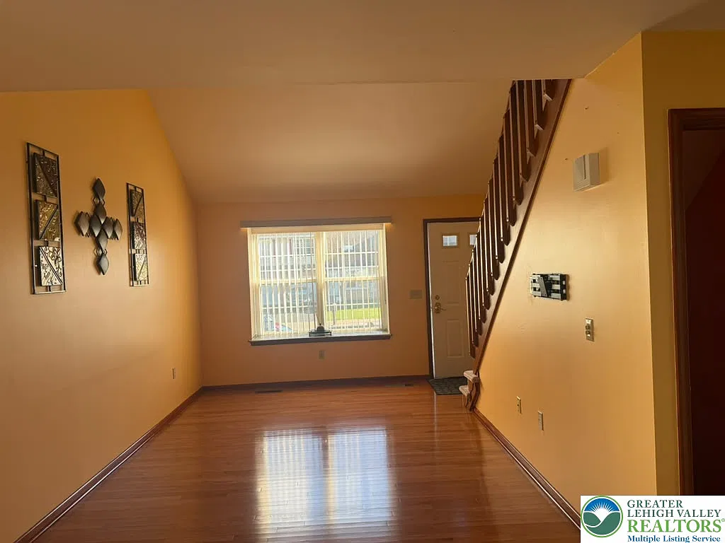 4 bed, 2.5 bath, 1651 sqft, $2,700 — Photo 4